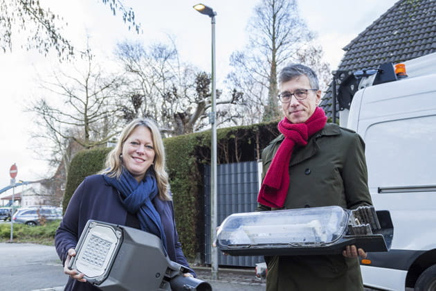 Start der Sanierung der Straßenbeleuchtung in Bremen mit ca. 19.000 LEDs (Dr. Maike Schaefer und der swb-Vorstandsvorsitzende Dr. Torsten Köhne)